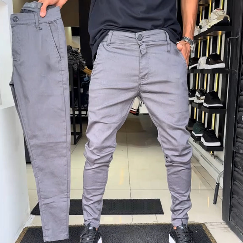 מכנסיים בצבע אחיד בגזרה צמודה לגברים