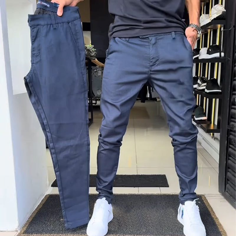 מכנסיים בצבע אחיד בגזרה צמודה לגברים