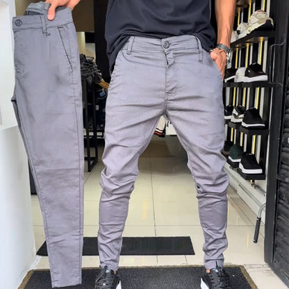 מכנסיים בצבע אחיד בגזרה צמודה לגברים