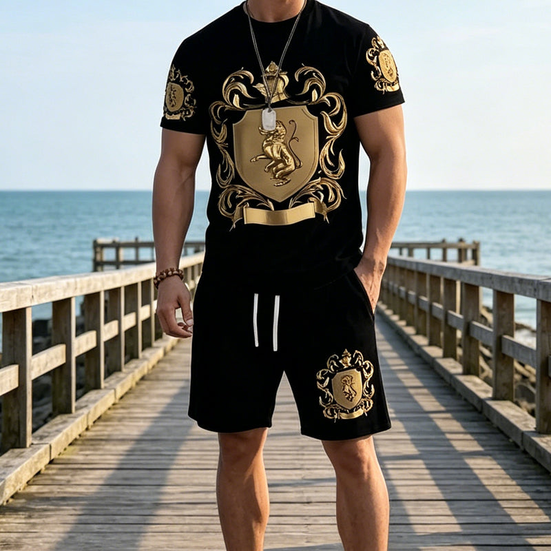 🖤👕🩳סט חולצת טי ומכנסיים קצרים לגברים עם סמל זהב✨ – הדפס יוקרתי, נוחות נושמת וסגנון קיץ מיידי