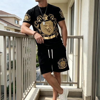 🖤👕🩳סט חולצת טי ומכנסיים קצרים לגברים עם סמל זהב✨ – הדפס יוקרתי, נוחות נושמת וסגנון קיץ מיידי