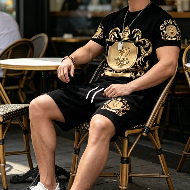 🖤👕🩳סט חולצת טי ומכנסיים קצרים לגברים עם סמל זהב✨ – הדפס יוקרתי, נוחות נושמת וסגנון קיץ מיידי
