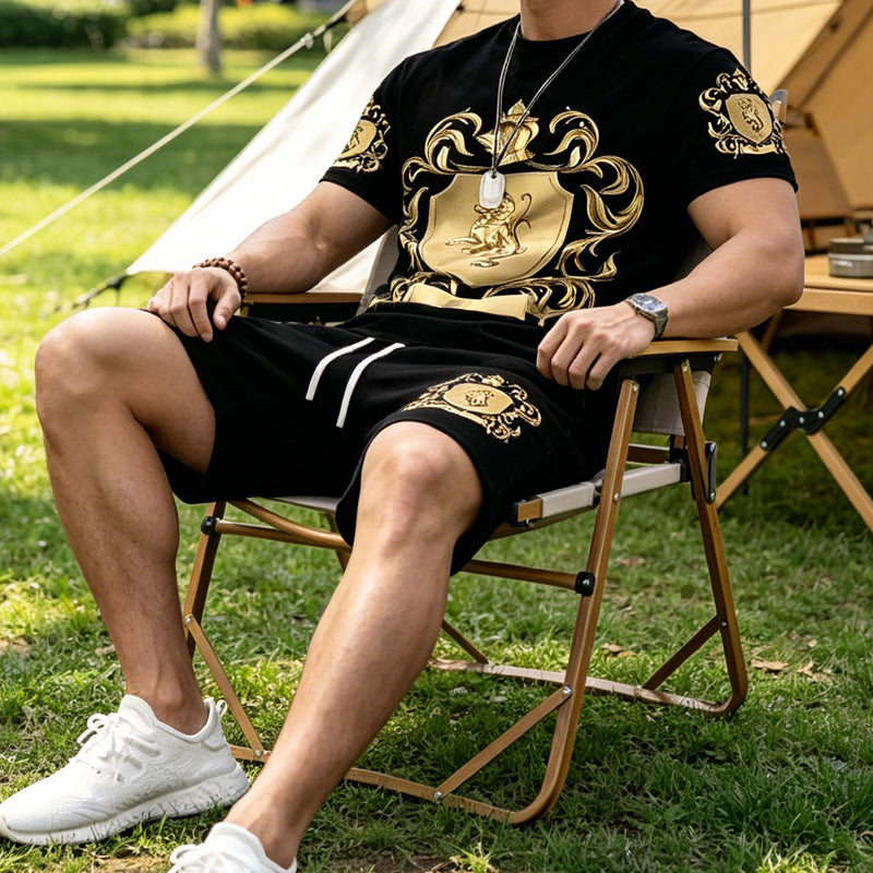 🖤👕🩳סט חולצת טי ומכנסיים קצרים לגברים עם סמל זהב✨ – הדפס יוקרתי, נוחות נושמת וסגנון קיץ מיידי