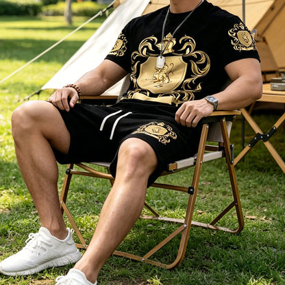 🖤👕🩳סט חולצת טי ומכנסיים קצרים לגברים עם סמל זהב✨ – הדפס יוקרתי, נוחות נושמת וסגנון קיץ מיידי