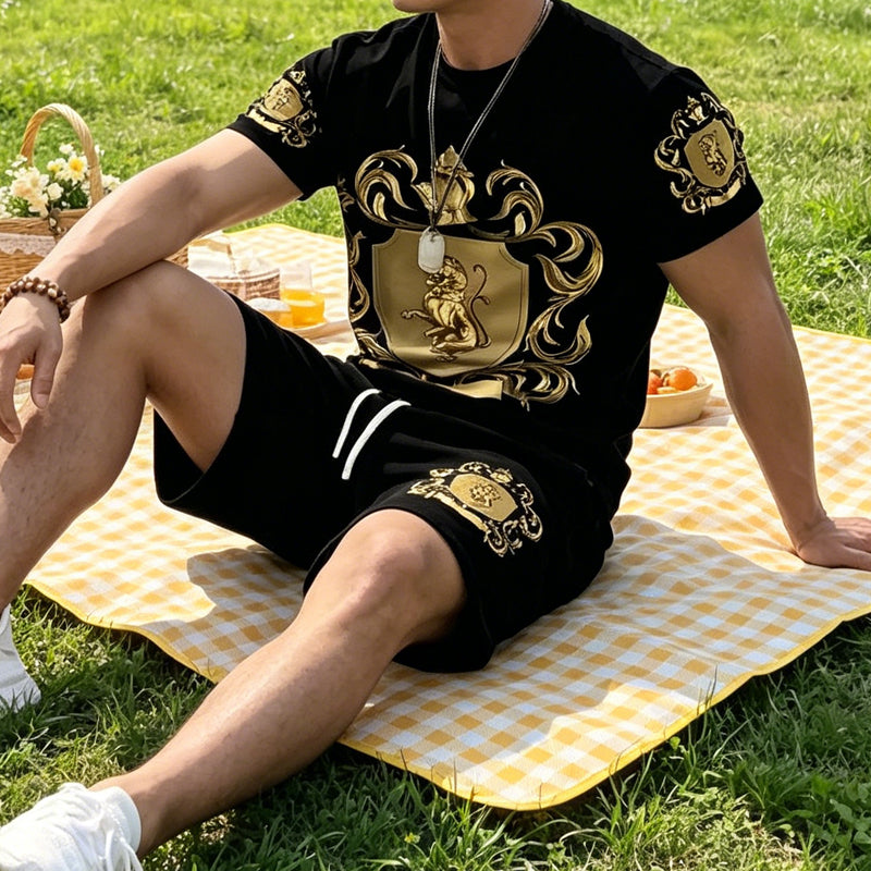 🖤👕🩳סט חולצת טי ומכנסיים קצרים לגברים עם סמל זהב✨ – הדפס יוקרתי, נוחות נושמת וסגנון קיץ מיידי