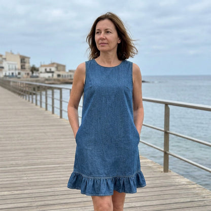 👗 שמלת ג'ינס לנשים ללא שרוולים עם מכפלת קפלים | עיצוב אלגנטי עם קפלים וכפתורים בגב