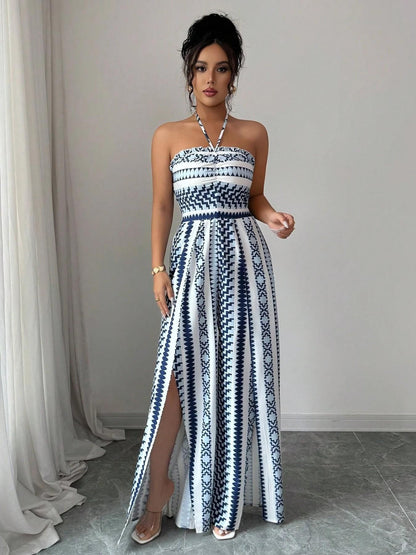 👗💙 אוברול גיאומטרי עם מחשוף הלטר וחתך בצד – 50% הנחה! מושלם לחוף, למשרד ולערב. 🔥✨