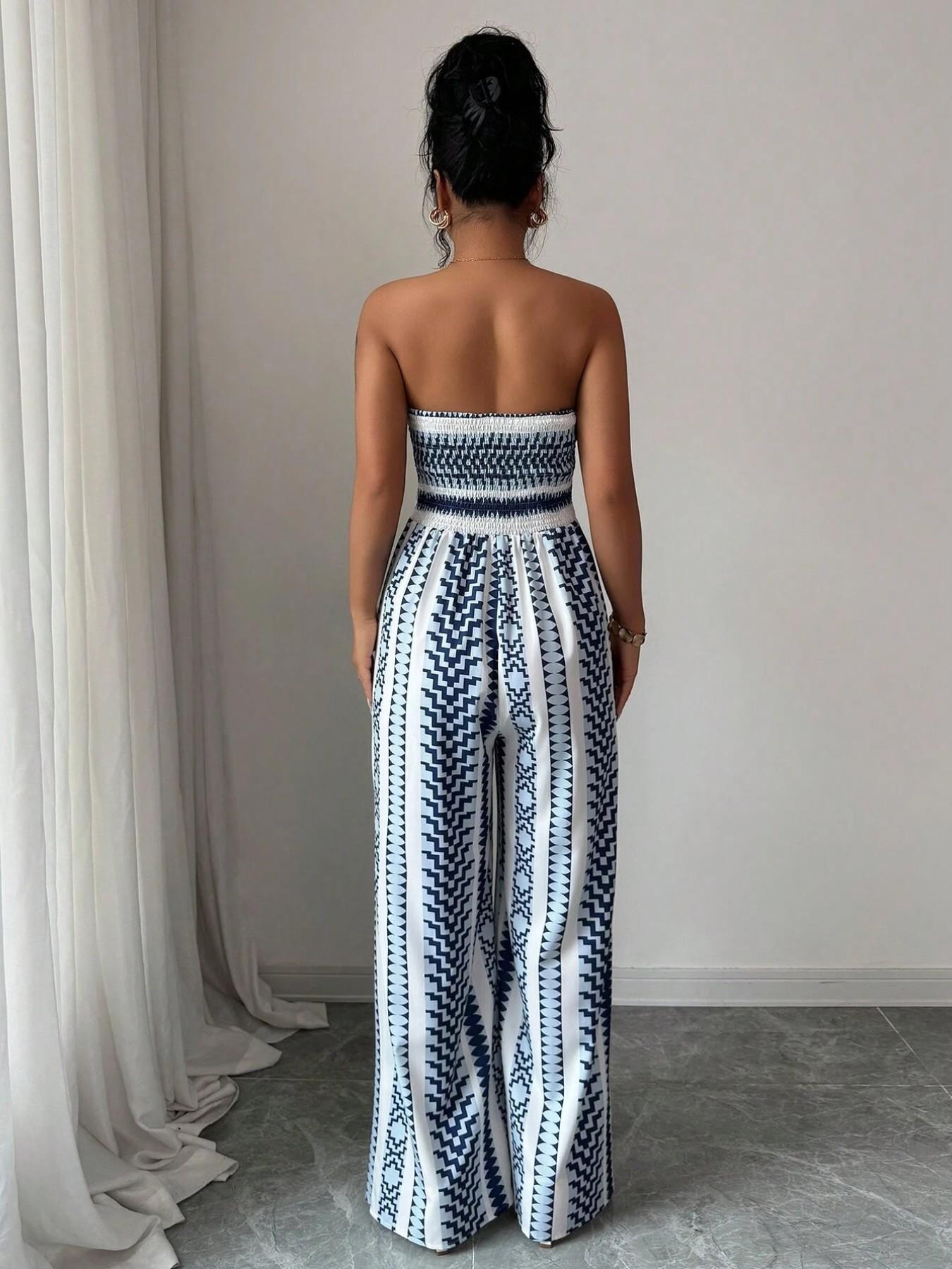 👗💙 אוברול גיאומטרי עם מחשוף הלטר וחתך בצד – 50% הנחה! מושלם לחוף, למשרד ולערב. 🔥✨