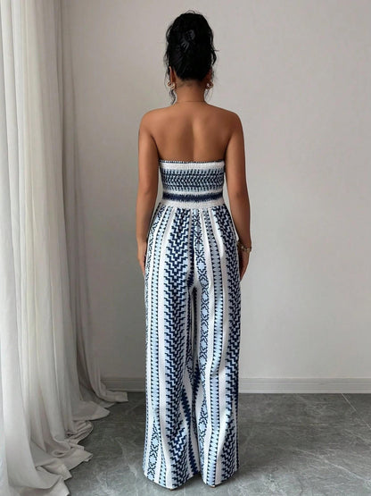 👗💙 אוברול גיאומטרי עם מחשוף הלטר וחתך בצד – 50% הנחה! מושלם לחוף, למשרד ולערב. 🔥✨