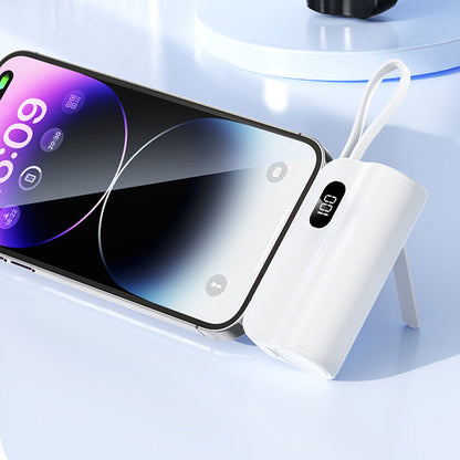 🔋 סוללת גיבוי מיני 5000mAh עם כבל מובנה ומעמד ⚡📱
